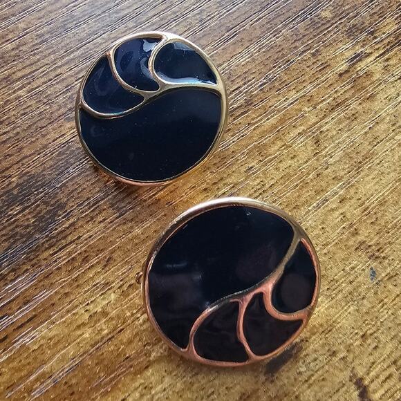 Vintage 1970s Clip On Earrings Gold Tone w/ Navy Blue Enamel Round - Picture 1 of 3